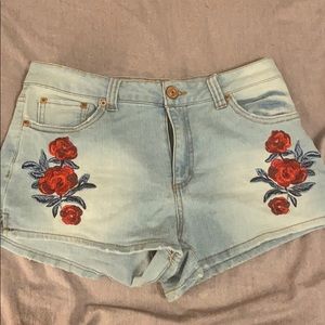 Jean shorts with flower detail